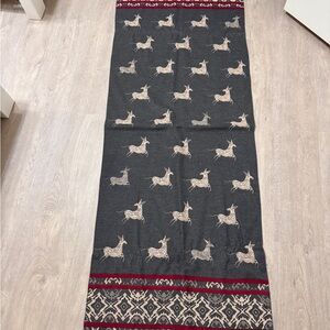 Comfortable wool scarf. Size 25×73 inches